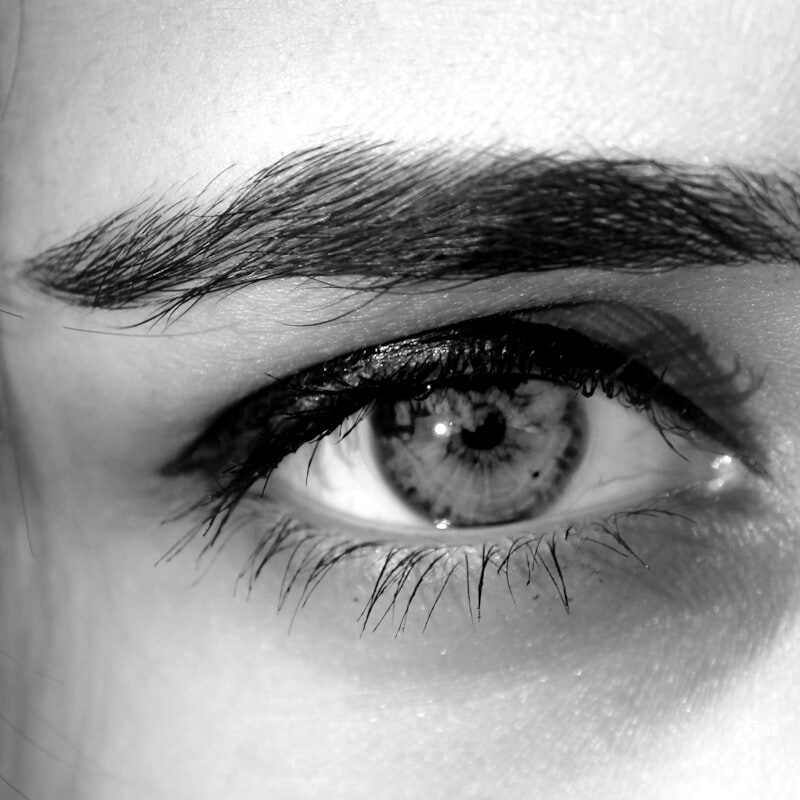 Wimpernverlängerung Nahaufnahme in Schwarz-Weiß