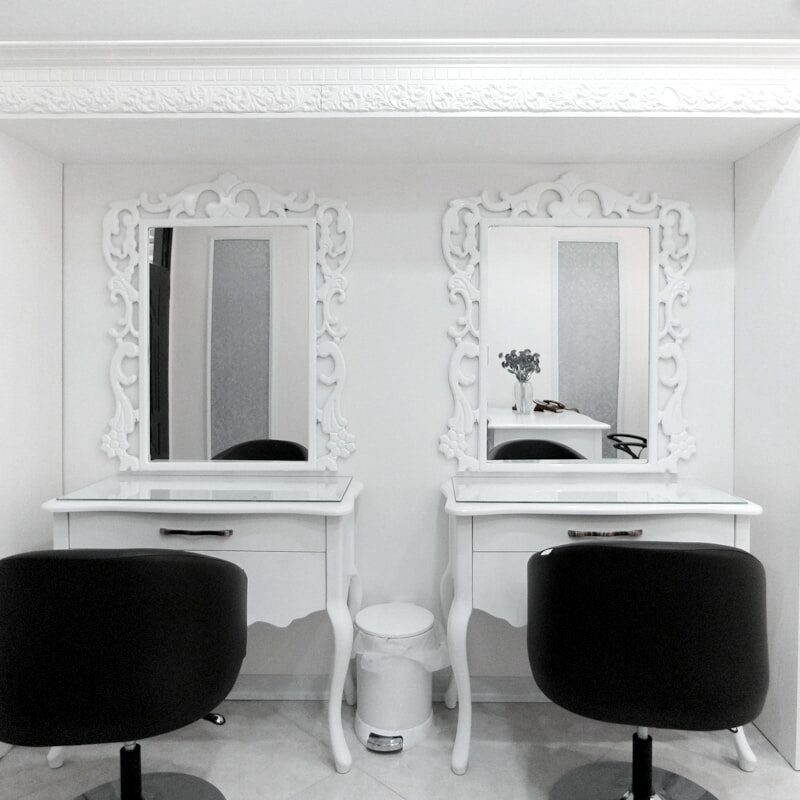 Elegantes Beauty-Studio mit Spiegeln